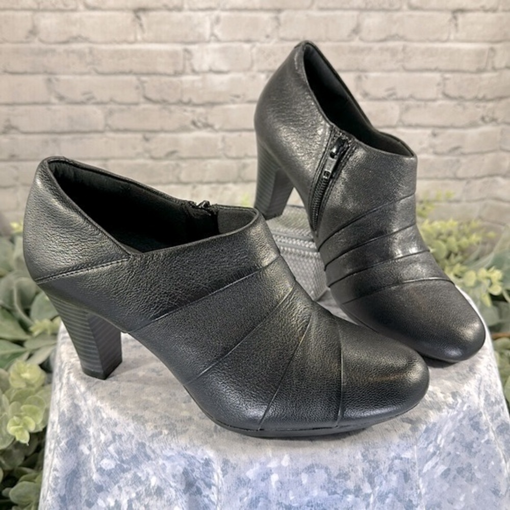 Clark’s Bendables Black Leather Layered Side-Zip RoundToe Shootie Heels WMS 6M